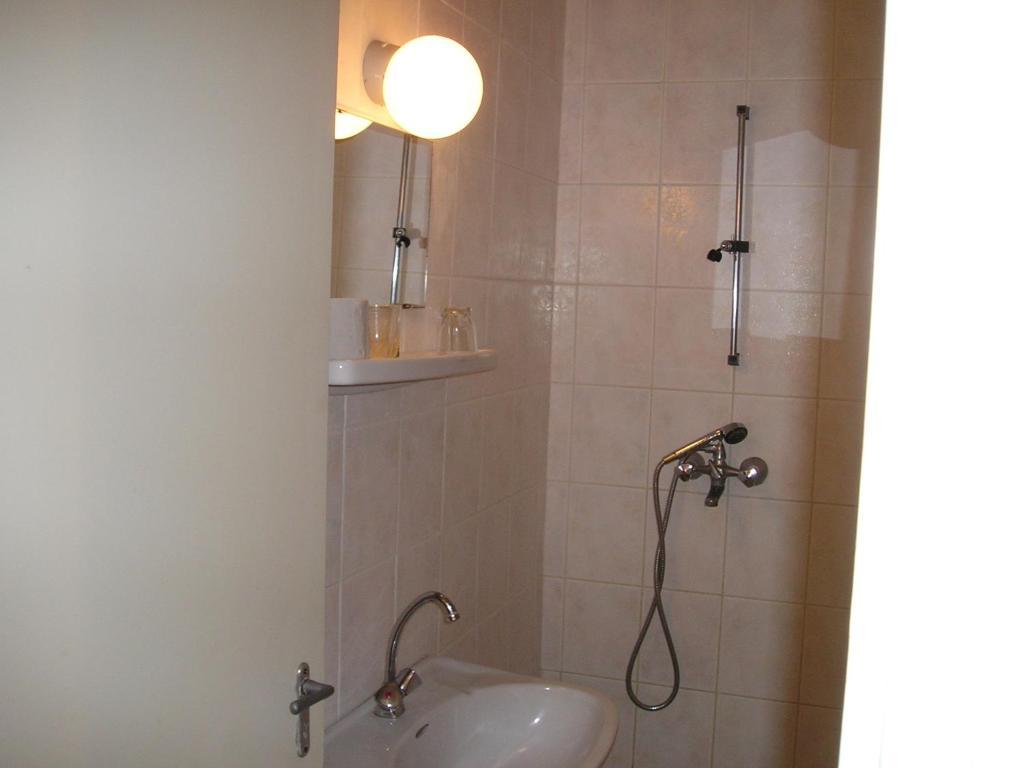 Rev Szallo Balaton Hotell Szántód Rom bilde